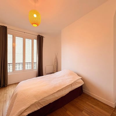 Rent of a 2-room apartment with a balcony and tower view, 48 m², Paris, France
